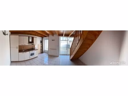 logement t1 en duplex avec cour privée libre 1er septembre