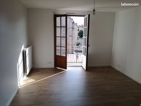t2 traversant de 54 m² avec balcon  ascenseur et cave – centre du village