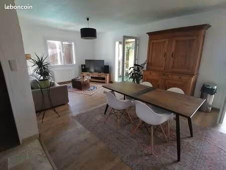 location rez de villa simiane collongue