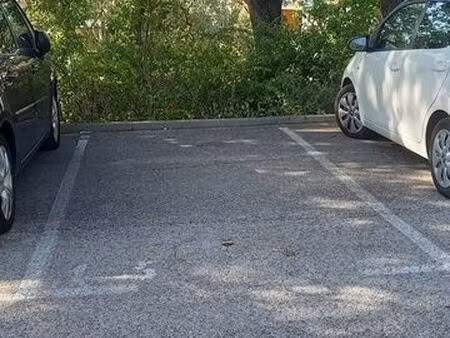 une place de parking exterieure quartier la torse
