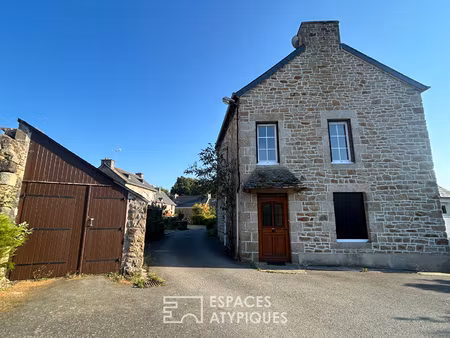 petite maison coeur de village en pierre  proche mer.