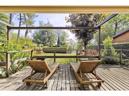 maison en bois avec jardin et belle vue lac