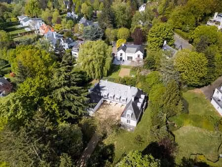 une villa architecturale à moderniser d’environ 700 m²