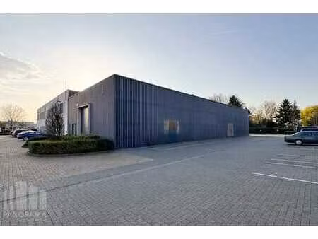pme-unit avec 455 m² d’entrepôt  60 m² de mezzanine et 26...