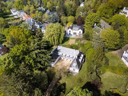 une villa architecturale à moderniser d’environ 700 m²