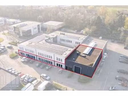 529 m² de bureaux avec 205 m² d'entrepôt et 10 places de ...