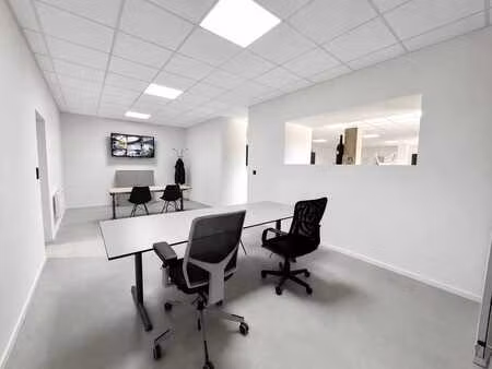 entrepôt de standing entièrement rénové + bureaux