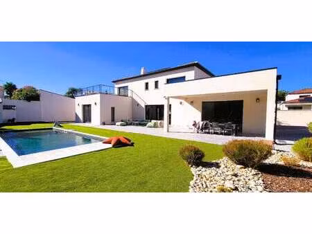 maison avec piscine et terrasse tourbes (34)