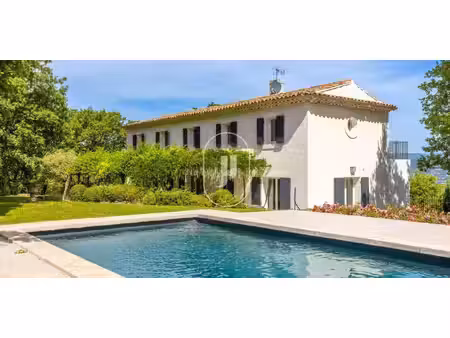 villa avec piscine et jardin apt (84)