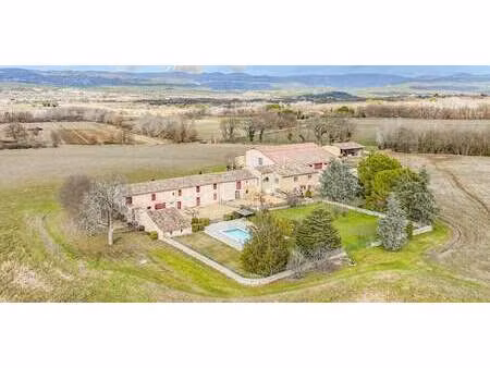 vignoble avec piscine et dépendances roussillon (84)