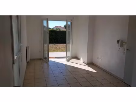 location appartement 2 pièces à ambares-et-lagrave (33440)  720 €