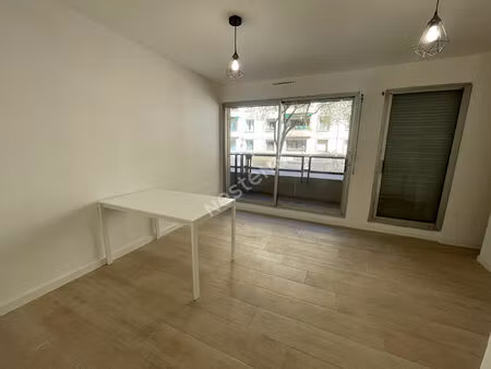 local commercial/professionnel de 22 m² avec place de parking et balcon à louer sur marsei