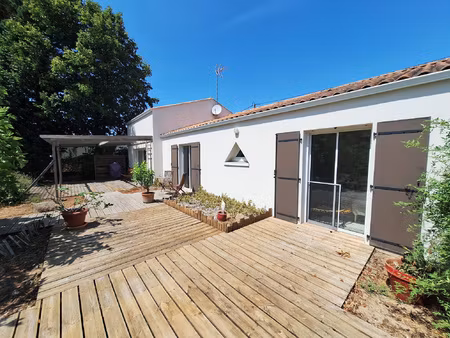 a proximite du port bourgenay - maison de t4 avec un jardin