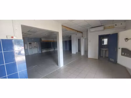 local spacieux et lumineux avec vitrine dans une zone d'acti