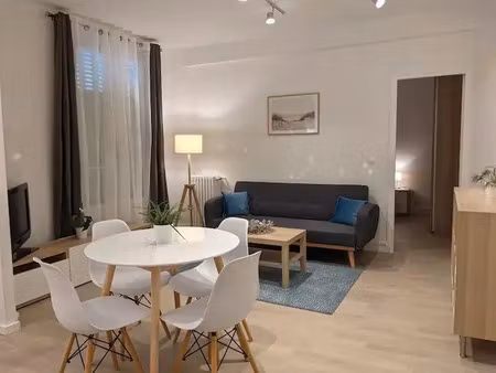 location meublée appartement 2 pièces 46 m² à courbevoie (92400)  1 350 €