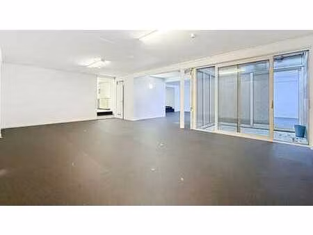 espace polyvalent de bureaux/entrepôt + monte-charge
