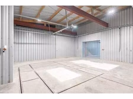 vaste entrepôt de ± 157m² (lot 4)
