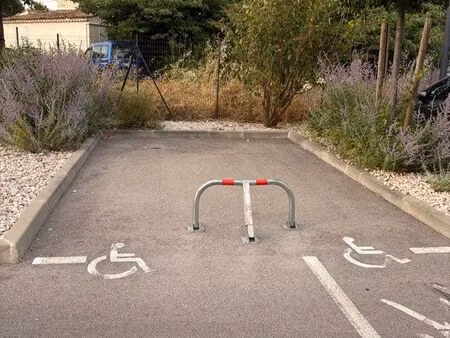 grande place de parking privative dans résidence sécurisée