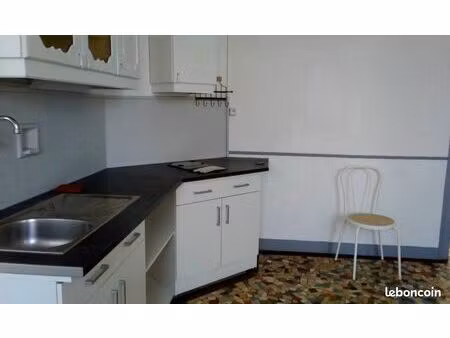 maison à louer mitoyenne exceptionnelle très bien séparée fermée devant et derrière se sit