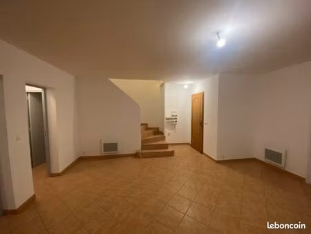 villa t4 rénovée de 92 m² dans quartier calme de brignoles