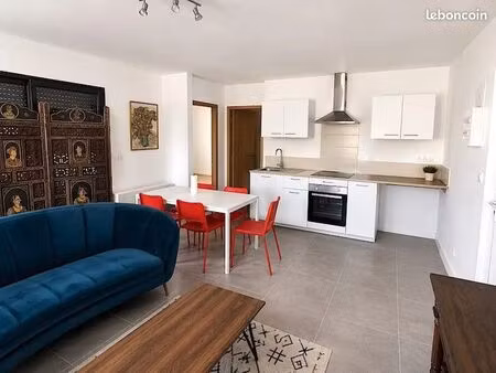 t2 54 m² – terrasse 16 m² – clim – parking – centre à pied