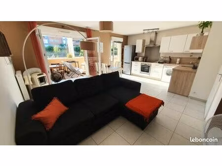 t2 lumineux 45 m²  grande terrasse  garage et parking