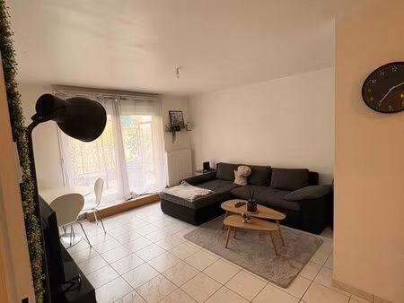 t2 de 50 m² avec terrasse et garage – résidence calme – 550 /mois