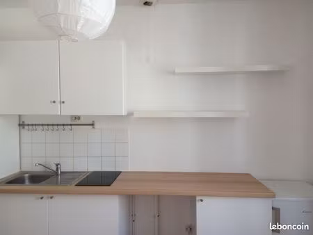 studio lumineux - hyper centre - haut plafond