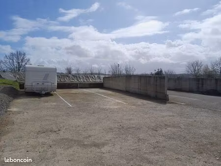 terre plein bateau / parking