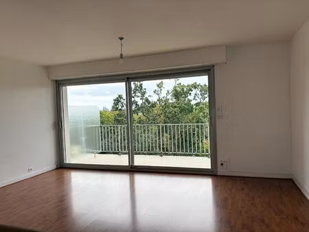 appartement t1 bis de 33 m² avec une terrasse de 10 m² exposée sud ouest donnant sur la ch
