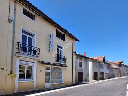 propriété composée d'un local commercial  d'un appartement t3 et de surfaces aménageables 