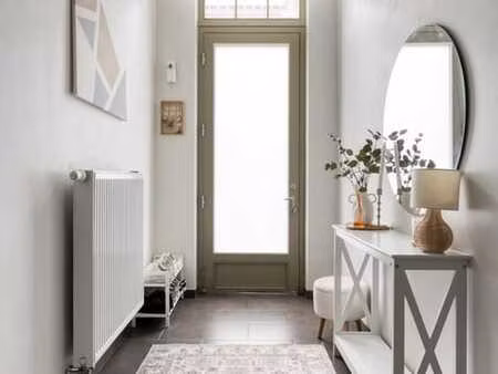 maison prête à emménager avec une grande terrasse exposée au