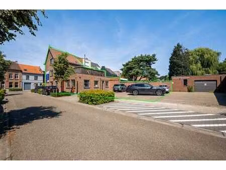 lichtrijk kantoor met veel parking en instapklare woonst ...