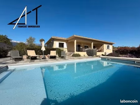 proche commerces plages ecoles villa avec piscine