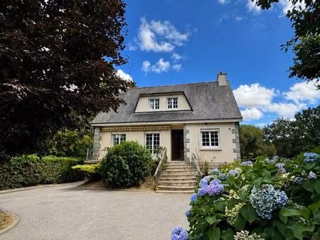 maison familiale lumineuse – 140 m² avec grand jardin – centre de merdrignac