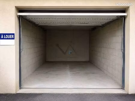 parking/box 15 m² montélimar