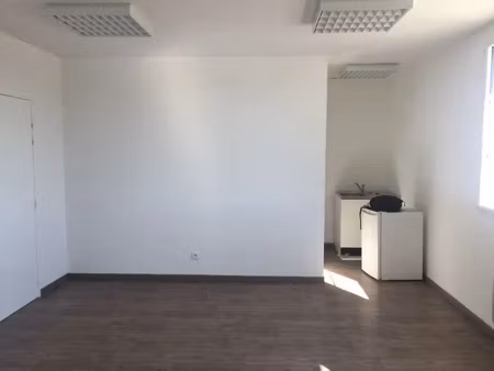 location locaux professionnels 15 m² à saint-vivien (17220)  nan €