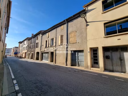 maison de village à rénover avec un jardin et un local commerc