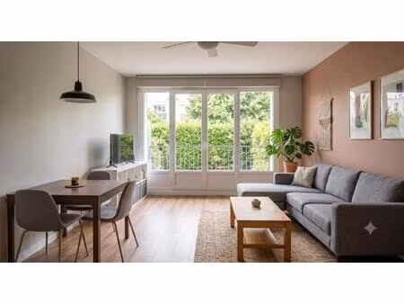 bel appartement 2 pièces à proximité immédiate des transports avec balcon !