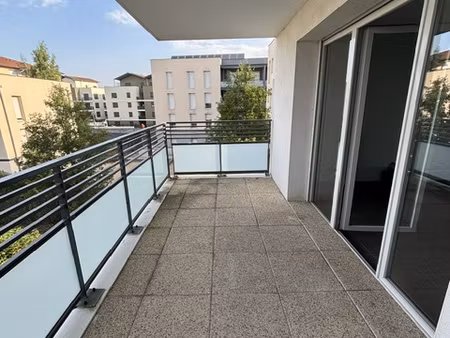 meyzieu centre t3 récent avec grand balcon et garage