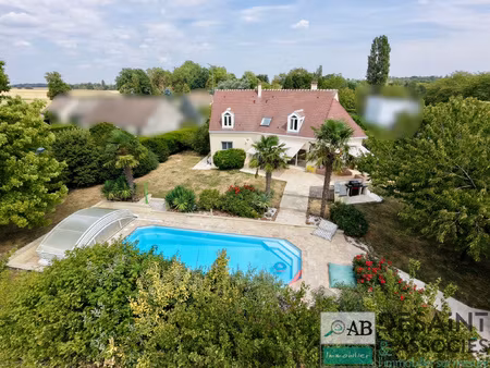 maison à vendre à proximité de crecy la chapelle avec piscin