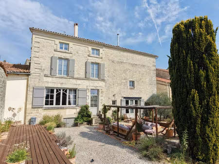 magnifique propriété de caractère au coeur du village histori