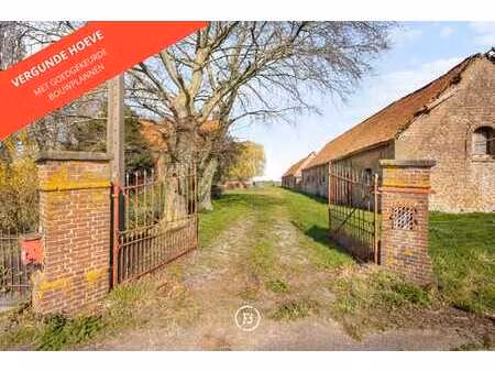 ferme avec des plans de construction approuvés