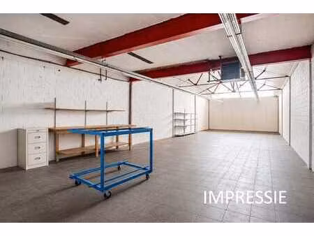 riant magazijn (235m²) met woonst & terras centraal geleg...
