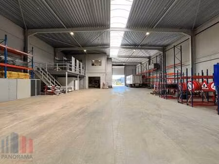 strategisch gelegen bedrijfsgebouw met magazijn en kantoo...