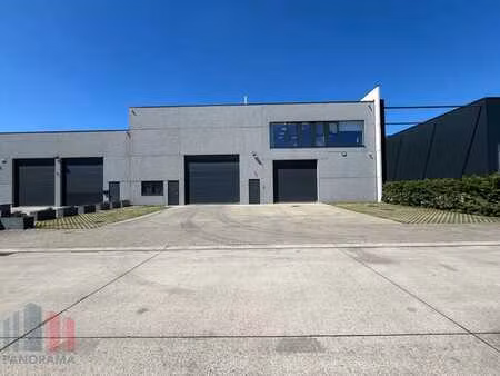strategisch gelegen bedrijfsgebouw met magazijn en kantoo...