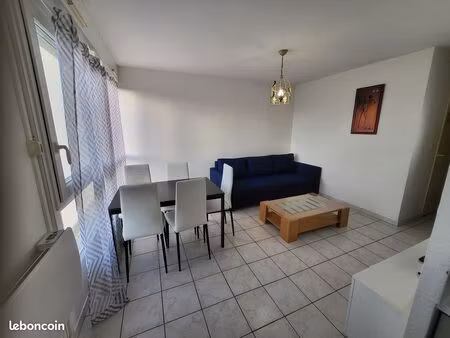 petit t3 meublé de 35m² à louer à l'année (bail classique) résidence avec piscine