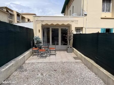 grand studio meublé climatisé à port-frejus  400m de la plage