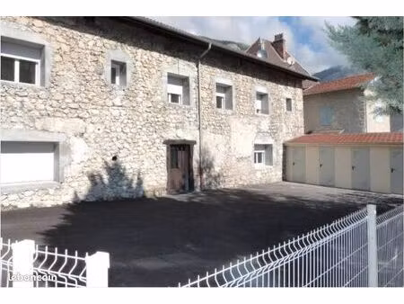 t3 en plein centre de bernin dans maison rénovée