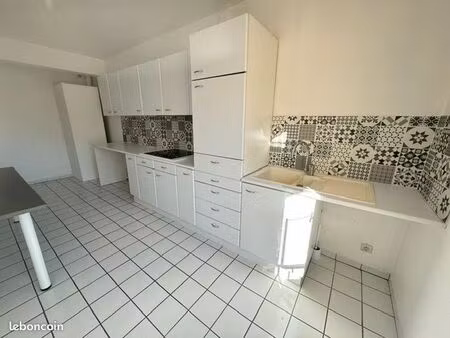 appartement traversant avec place de parking au centre de sarlat la caneda 24
